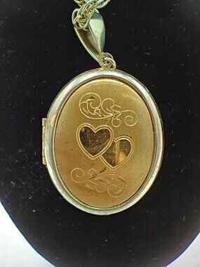 Vintage Gold Tone Double Heart Oval Hook On Locket Pendant ~20” Chain